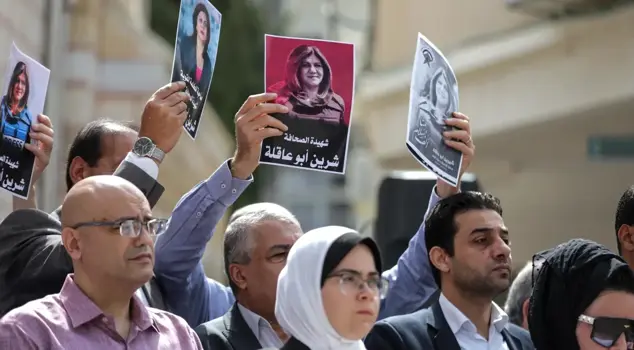 غزة.. وقفة داخل كنيسة وفاءً للصحفية الراحلة أبو عاقلة