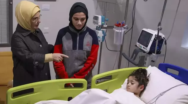 Turkish First Lady Visits Pediatric Patients Transferred From Gaza