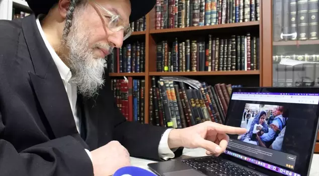 Jewish Rabbi Breaks Down In Tears As He Votes For His Favorites In Anadolu's Photos Of The Year Competition