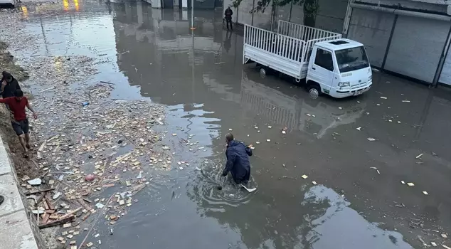 Li Şanliurfayê ji ber barana gur kûçe û kolan di bin avê da man