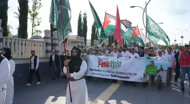 Bi boneya salvegera 1385emîn a fetha Diyarbekirê çalakî û meş hat lidarxistin