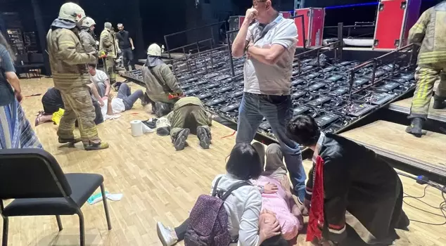 Li Hêwana Konserê ya Cemal Reşît Rey di dema merasima mezûniyetê da panoya dijtal welgeriya