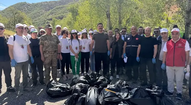 Li Parka Neteweyî ya Munzurê bi beşdariya 300 kesî jîngeh hat paqijkirin
