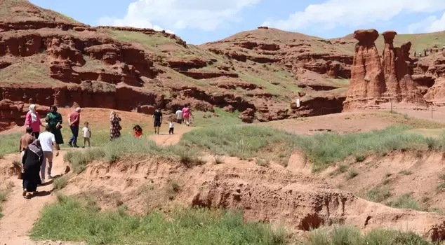 Kevirên Cinan ên Narmanê di eydê da mazûvaniya turîstan dike