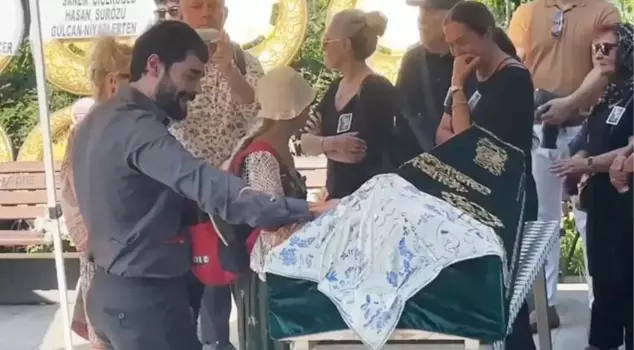 Akın Akınözü cried loudly at his mother's funeral.