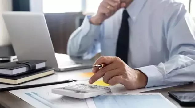 The civil servant's overtime pay has been determined.
