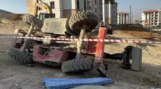 The excavator they wanted to operate at the construction site overturned, and 2 young people lost their lives.