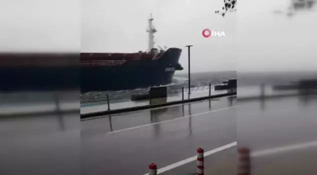 Terrifying moments in the Bosphorus! The ship narrowly escaped crashing into the shore.