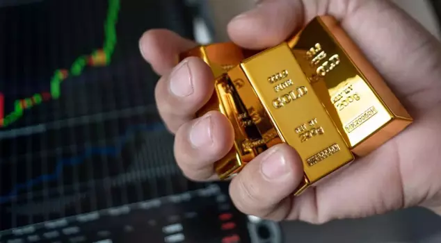 If interest rates decrease, what happens to gold prices?