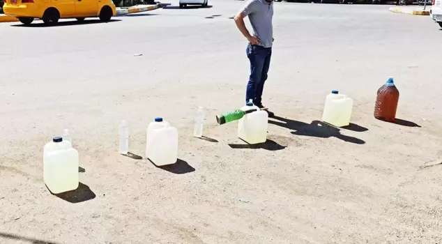 An interesting scene in the streets of Syria.