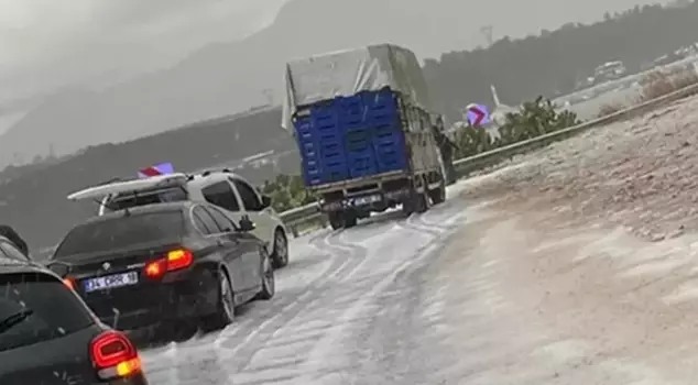 Heavy rainfall in Antalya paralyzed transportation.