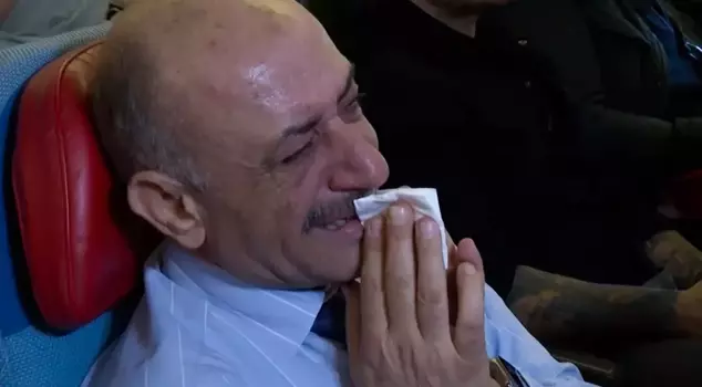 İstanbul'dan Şam'a 13 yıl sonra havalanan ilk uçakta Suriyeliler gözyaşlarını tutamadı. 

На первом самолете, вылетевшем из Стамбула в Дамаск спустя 13 лет, сирийцы не смогли сдержать слез.