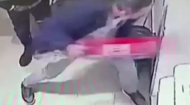İki küçük çocuğunu da yanına alıp eski eşinin iş yerini bastı. 

Двух своих маленьких детей взяв с собой, она ворвалась на место работы своего бывшего мужа.