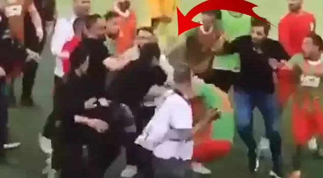 In an amateur league match, the field was chaotic, and the police headbutted a player! An investigation has been launched.