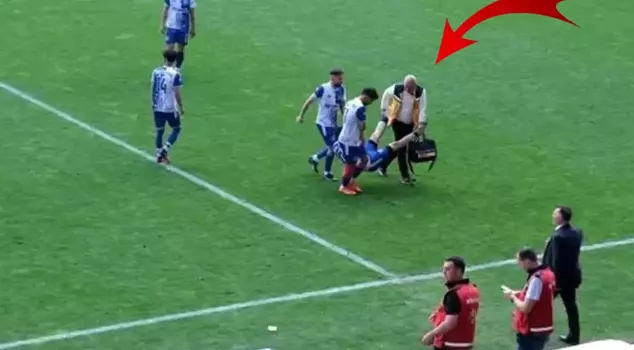 الدوري الهواة يشهد لحظات مثيرة! اللاعب المصاب تم نقله باليد بدلاً من النقالة.