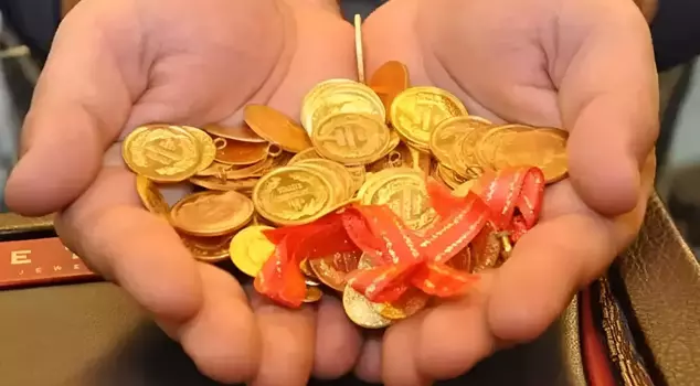 Gold prices are falling as global risks decrease.