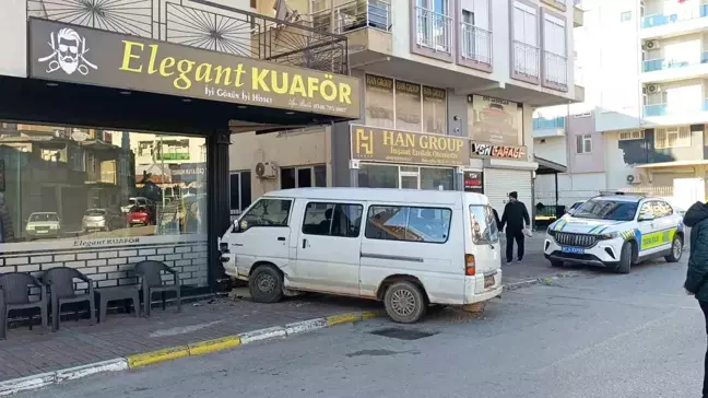 Manavgat Ta Trafik Kazas Kamyonet Kuaf R N Duvar Na Arpt Haberler