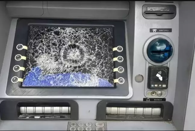 Bayrampaşa'da ATM'lere saldırdılar! Vatandaşlar mağdur oldu