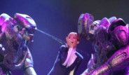Seksi yıldız Rihanna sahnede robotlarla dans etti!