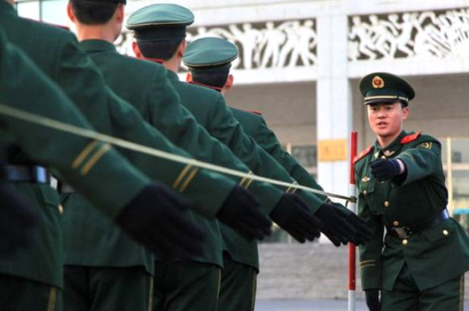 Çin'de Askerlerin Yakalarına Taktığı Bu İğnenin Sırrı Şoke Ediyor