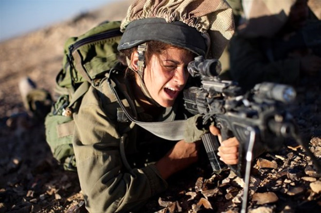 Buradaki Kadın Askerler, Erkeklerle Aynı Eğitimi Görüyor!