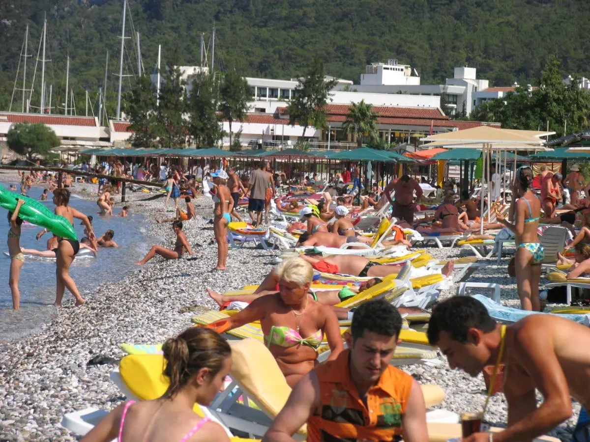 Kemer de Sıcaktan Bunalan Turistler Plajlara Akın Etti Haberler