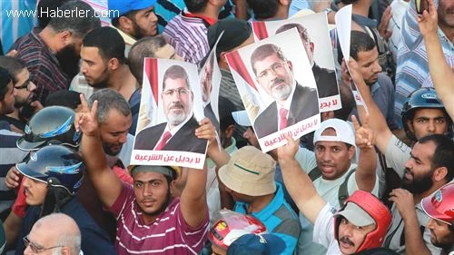 مصر: تشكيل لجنة لتعديل الدستور وأنصار مرسي يواصلون اعتصامهم