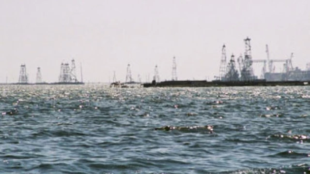 Crane Of Iranian Oil Rig Drowns In Caspian Sea