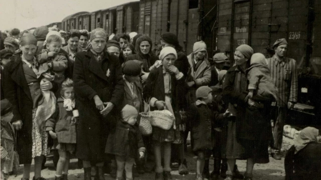 Auschwitz Nazi Guard Dies, Eludes Extradition