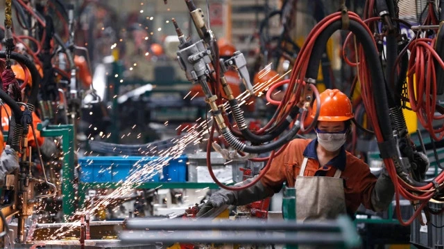 China Manufacturing Index Defies Expectations