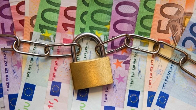 French Debt Tops Symbolic Level Of 2 Trillion Euros
