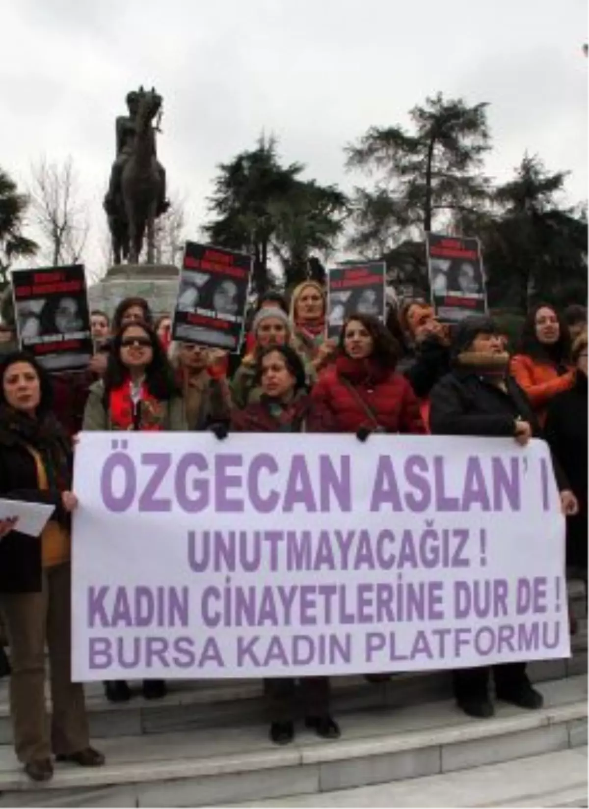 Bursalı Kadınlar Hunharca Öldürülen Özgecan İçin Eylem Yaptı Haberler