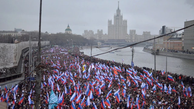 عشرات الآلاف في مسيرة في موسكو للتنديد بمقتل نيمتسوف
