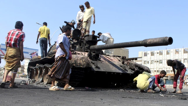 اليمن: إيران تنفي إرسال السلاح والسعودية تواصل القصف