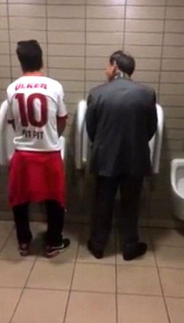 galatasaray-baskani-dursuz-ozbek-le-taraftar-7369607_x_5085_o.jpg