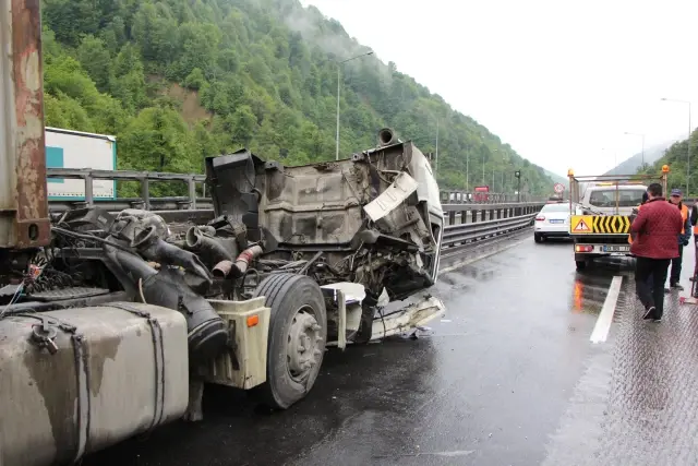 TEM'de Kaza! İstanbul Yönü Trafiğe Kapandı