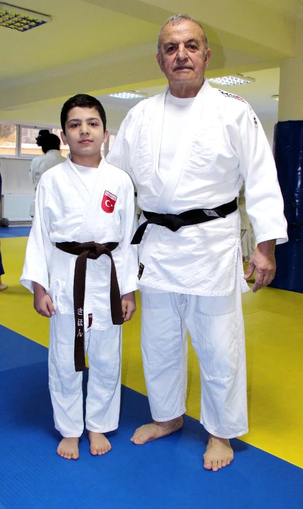 Judo Eğitmeni 46 Yıldır Sporcu Yetiştiriyor