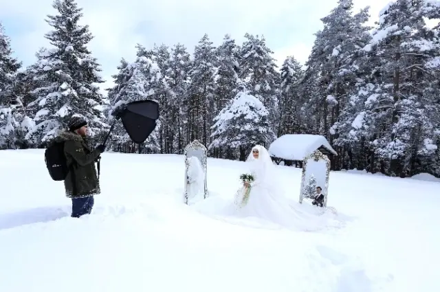 Düğün Fotoğraflarını Beyaza Bürünen Kafkasör'de Çektirdiler