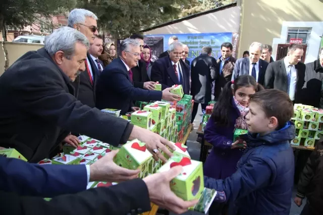 Çocuklara Elma Dağıtıldı