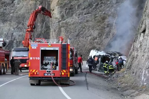 Borçka'da Devrilen Tanker Alev Alev Yandı