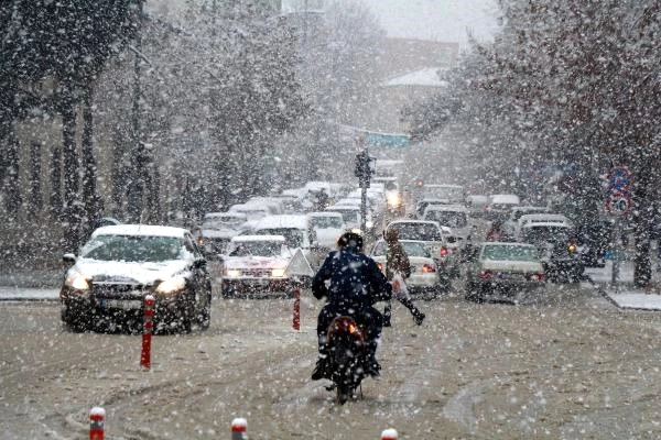 Burdur'da Kar Ulaşımı Olumsuz Etkiledi