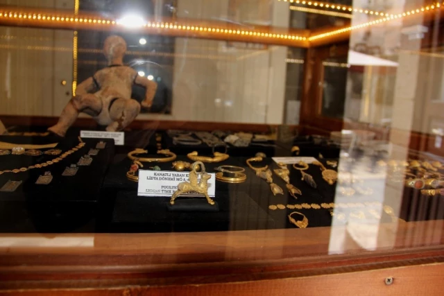 Cam Müzesindeki Altın ve Gümüş Eserler Göz Kamaştırıyor