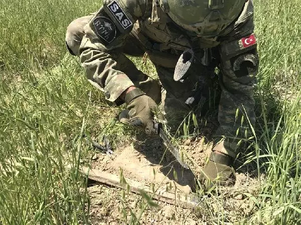 SAS komandoları Cerablus'ta el yapımı patlayıcıları böyle imha ediyor SAS komandoları Cerablus'ta el yapımı patlayıcıları böyle imha ediyor