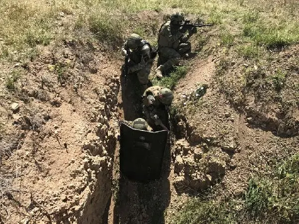 SAS komandoları Cerablus'ta el yapımı patlayıcıları böyle imha ediyor SAS komandoları Cerablus'ta el yapımı patlayıcıları böyle imha ediyor