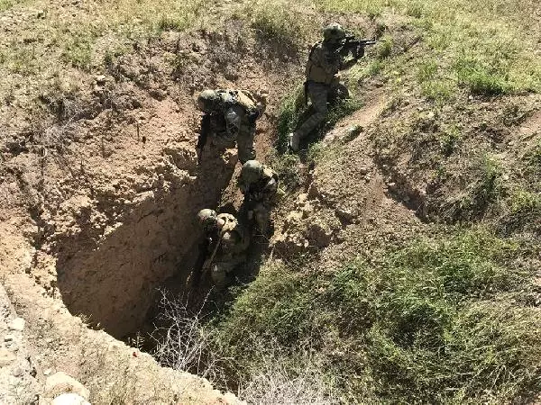 SAS komandoları Cerablus'ta el yapımı patlayıcıları böyle imha ediyor SAS komandoları Cerablus'ta el yapımı patlayıcıları böyle imha ediyor