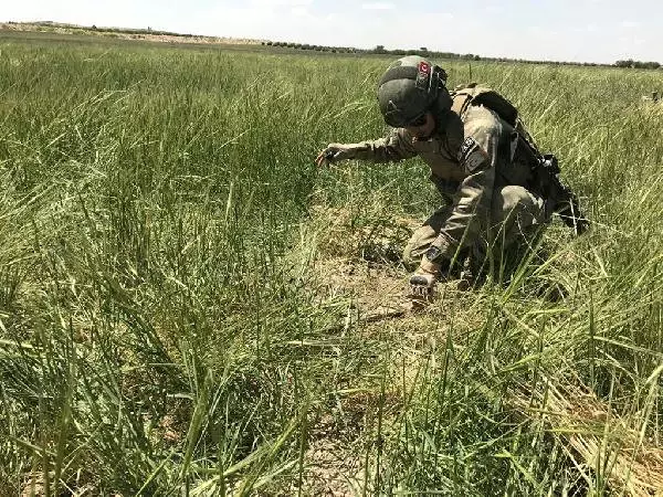 SAS komandoları Cerablus'ta el yapımı patlayıcıları böyle imha ediyor SAS komandoları Cerablus'ta el yapımı patlayıcıları böyle imha ediyor