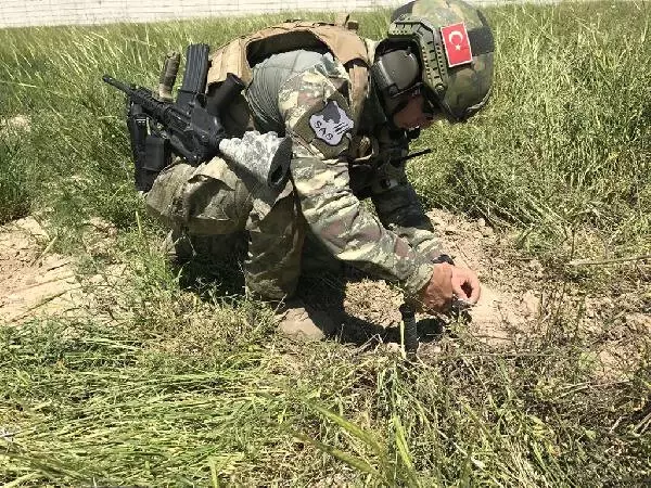 SAS komandoları Cerablus'ta el yapımı patlayıcıları böyle imha ediyor SAS komandoları Cerablus'ta el yapımı patlayıcıları böyle imha ediyor