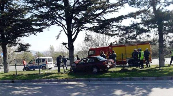 Refüjdeki Ağaca Çarpan Otomobilde Anne Öldü, Kızı Yaralandı