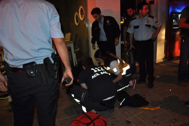 Sürücünün Kontrolünden Çıkan Otomobil 2 Araca Çarptı: 1'i Polis, 2 Kişi Yaralandı