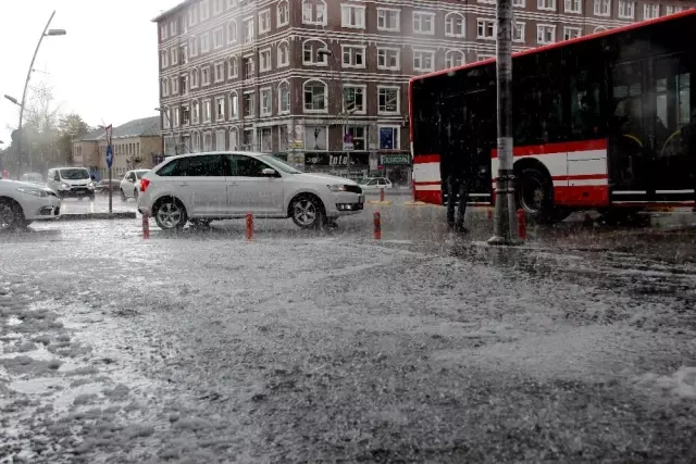 Erzurum'da Aniden Başlayan Dolu Hayatı Adeta Felç Etti